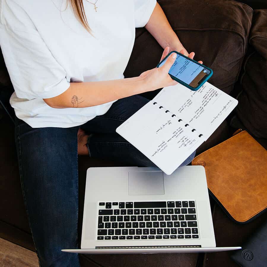ein Model scannt mit ihrem Handy ein Whiteboard-Blatt eines löschbaren Tagebuchs