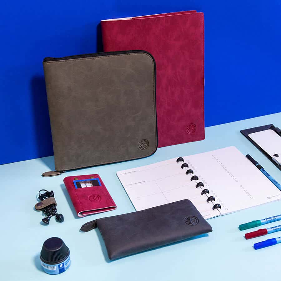 greenbook löschbares Notebook-Sortiment flach auf dem Boden und an der blauen Wand ausgebreitet